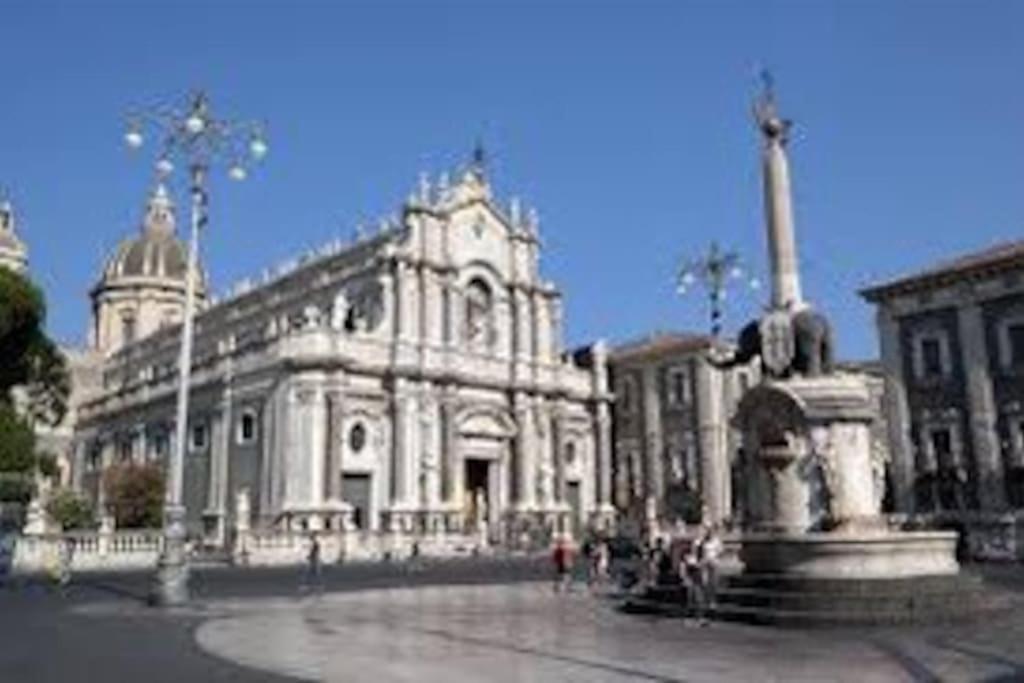 Sweet Home Apartment City Center Catania Bagian luar foto